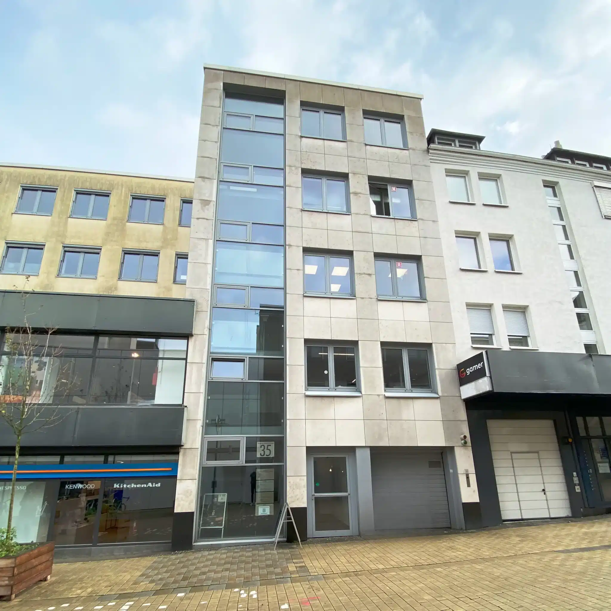 Moderne Büroimmobilie in der Innenstadt mit Glasfront und fünf Etagen.
