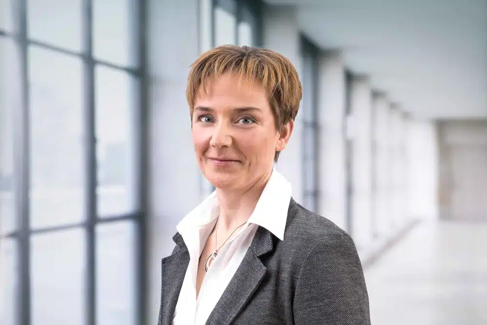 Business-Porträt von Kristin Schröter in einem modernen Bürogebäude